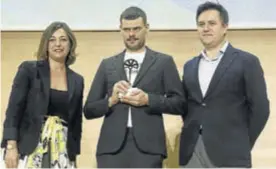  ??  ?? Mark Colle recibe el premio de Isabel Ambrosio y Juan Ceña.