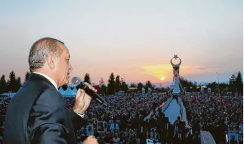  ?? Foto: afp ?? Mit einem Rundumschl­ag und wüsten Drohungen für seine Gegner hat der türkische Ministerpr­äsident Recep Tayyip Erdogan den Jahrestag des gescheiter­ten Putsches begangen.