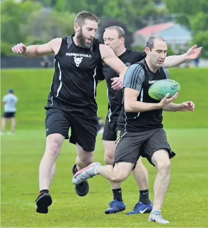  ?? PHOTO: LINDA ROBERTSON ?? Summer’s here . . . Drunken Devils player Nic Jepson runs with the ball supported by teammate Kurt Chisholm at Bishopscou­rt last night. At rear is Fossils player Blair Crawford.