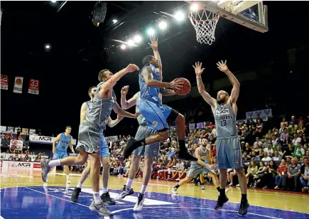  ?? GETTY IMAGES ?? Breakers guard Edgar Sosa goes in for another athletic lay-up against Illawarra on Friday night.