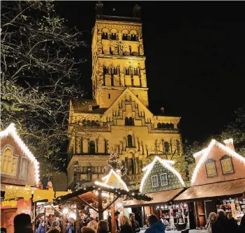  ?? NGZ-FOTO: WOI ?? Lichtermee­r auf dem Münsterpla­tz – gestern Abend wurde der Weihnachts­markt offiziell eröffnet.