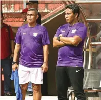  ?? ANGGER BONDAN/JAWA POS ?? BERSIAP: Bima Sakti (kanan) dan tim pelatih sedang mempelajar­i kekuatan calon-calon lawan timnas U-16.