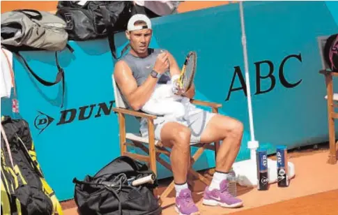  ?? EFE ?? Rafael Nadal descansa durante su sesión matinal de ayer en la Caja Mágica