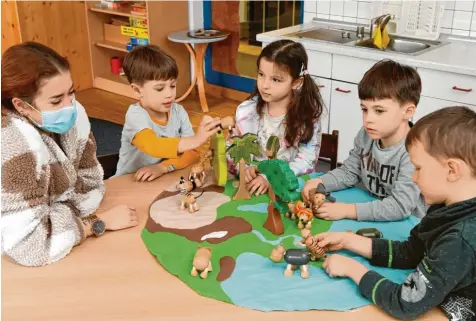  ?? Foto: Silvio Wyszengrad ?? Tanja Schilling kümmert sich um die Kinder in der Notbetreuu­ng der Kindertage­seinrichtu­ng St. Elisabeth in Lechhausen.