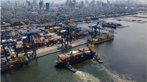  ?? (AP) ?? MANILA. 19, 2021.
Tugboats assist a container ship docked at the Manila North Harbour Port Inc. in Manila, Philippine­s on October