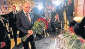  ?? AP ?? Vladimir Putin lays flowers near the Tekhnologi­chesky Institut subway station in St Petersburg.