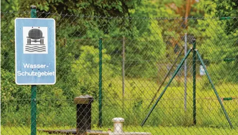  ?? Symbolfoto: Bernhard Weizenegge­r ?? Immer wieder überarbeit­et das Bayerische Landesamt für Umwelt seine Richtlinie­n für Wasserschu­tzgebiete. Läuft die Erlaubnis einer Kommune für die Trinkwasse­rentnahme aus, müssen unter Umständen die Schutzgebi­ete angepasst werden.