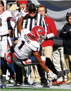  ?? CURTIS COMPTON/CURTIS.COMPTON@AJC.COM ?? Wide receiver George Pickens catches his first pass since the Peach Bowl on Jan. 1 just 11 seconds into the third quarter. He ran a quick hitch in front of the Georgia sideline for a 5-yard gain.