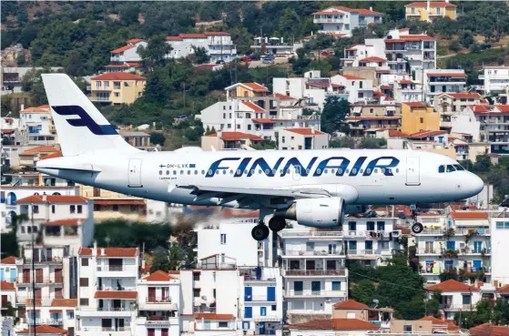  ?? MAINKA
FOTO: MARKUS ?? Finnair håller sju av tio plan på marken – koncernens researrang­ör Aurinkomat­kat börjar flyga paketresor tidigast i augusti.