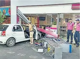  ?? (GENTILEZA TUTE CRINEJO) ?? A la madrugada. El auto reventó parte de la vidriera del minishop de la estación de servicios.