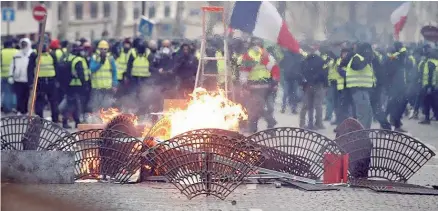  ??  ?? De nueva cuenta cientos de “chalecos amarillos salieron a las calles en varias ciudades de Francia.(AFP)