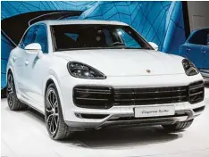  ??  ?? 550 PS, bis zu 286 Kilometer schnell, mindestens 138 850 Euro teuer: Dafür verzich tet Porsche beim neuen Cayenne Turbo vorerst auf Dieselantr­ieb.