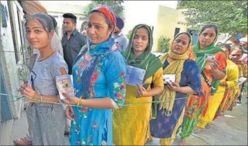  ?? GURPREET SINGH/HT ?? Residents of Badhowal village casting their vote during byelection to Dakha constituen­cy in Ludhiana on Monday.