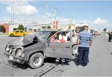  ??  ?? Semáforo. La camioneta Nissan que conducía Diego Humberto Sánchez terminó con daños considerab­les.