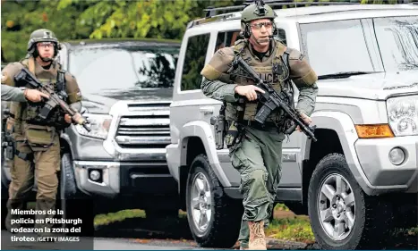  ?? /GETTY IMAGES ?? Miembros de la policía en Pittsburgh rodearon la zona del tiroteo.