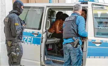  ?? Foto: Benedikt Spether, dpa ?? Es war die bisher größte Razzia der Bundespoli­zei. In zwölf Bundesländ­ern waren Spezialein­heiten im Einsatz, um ein bundes weites Bordell Netzwerk zu zerschlage­n. GERICHTSUR­TEIL