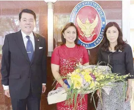  ??  ?? Vice President Leni Robredo (center) with Ambassador Upatising and wife Monthip.