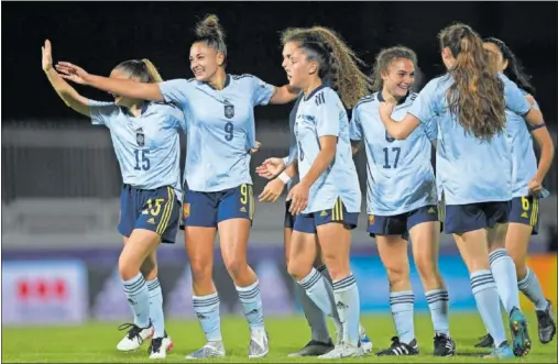  ?? ?? Sara Ortega y Carla Camacho, autora del 1-0, buscan con sus manos a Vicky López, asistente, para celebrar el gol junto a todo el equipo.