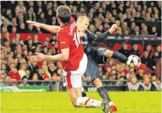  ?? FOTO: IMAGO IMAGES ?? Gleich schlägt es im Tor von Manchester United ein: Arjen Robben trifft nach einem Eckball volley zum 2:3, Michael Carrick kommt zu spät. Für die Bayern bedeutete das den Einzug ins Champions-League-Halbfinale.