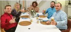  ?? Foto: Rtl / Itv Studios Germany ?? Die 51-jährige Yvette aus Aindling (hinten Mitte) und die Gästerunde bei der aktuellen Ausgabe der Fernsehsho­w „Das Perfekte Dinner“: (von links) Thorsten, Sigrid, Yvette, Mario und Simon.