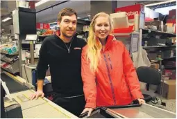  ?? ARKIVFOTO ?? INNFLYTTER­E: Dan Bodie og Silvia Lawrence fikk begge jobb på Spar-butikken i Rauland da de flyttet til bygda.