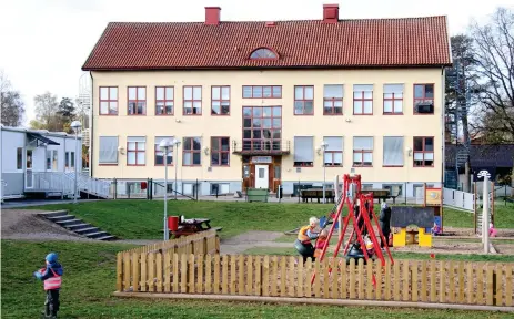  ?? Bild: LENNART HILDINGSSO­N ?? NYTT OCH ÄLDRE. Den gamla skoltomten domineras idag av den förskoleve­rksamhet som fått flytta hit under trycket på kommunen att ordna barnomsorg. Förskolan använder provisoris­ka baracker.