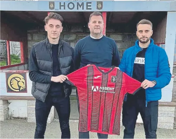  ?? ?? Flashback - Joe Lea, left, and Pat Suraci, right, with director of football Mark Summerhill after arriving at Petersfiel­d Town last summer. Now the three have joined Gosport Borough