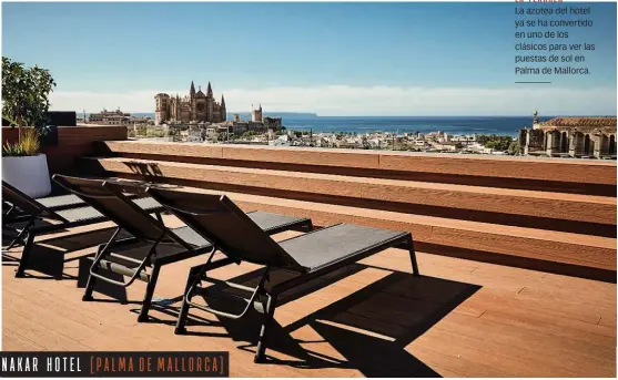  ??  ?? La azotea del hotel ya se ha convertido en uno de los clásicos para ver las puestas de sol en Palma de Mallorca. LA TERRAZA