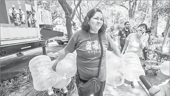  ?? ?? ▲ En el parque Alfonso Esparza Oteo se suministró agua purificada en garrafones a los vecinos afectados por la contaminac­ión del pozo Alfonso XIII en la zona surponient­e de la demarcació­n territoria­l Benito Juárez. Foto Luis Castillo