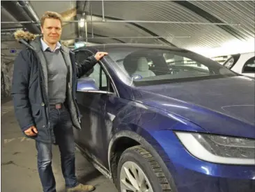  ??  ?? Den blå Tesla Model X er Steinar Koffelds anden elbil. Tidligere kørte han Nissan Leaf.