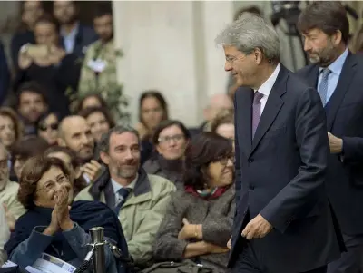  ??  ?? A Roma Il premier Paolo Gentiloni, 62 anni, con il ministro ai Beni culturali Dario Franceschi­ni, 59, ieri agli Stati generali del paesaggio (Ansa)