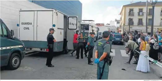  ?? REPORTAJE GRÁFICO: A.U. ?? Llegada de unos de los arrestados al Palacio de Justicia de La Palma, en la mañana de ayer.