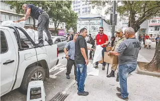  ??  ?? Na quinta-feira, guardas municipais apreendera­m, com a Polícia Civil, 800 produtos ilegais na Tijuca