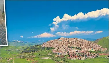  ??  ?? BELLA ITALIA. Con el humeante volcán Etna al fondo, a 179 kilómetros de distancia, el hermoso pueblo del sur quiere conservar su vieja estirpe y apela a la repoblació­n. Otras poblacione­s copian la iniciativa.