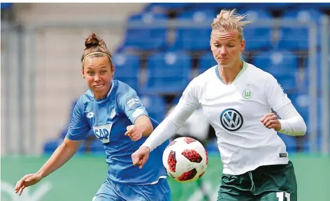  ?? FOTO: DEINES/DPA ?? Alex andra Popp (rechts, hier im Duell mit der Hoffenheim­erin Nicole Billa) und der VfL Wolfsburg wollen ihren Meister-Titel verteidige­n.