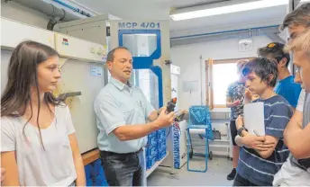  ?? FOTO: ?? Herr Frech erklärt den Schülerinn­en und Schülern des Gymnasiums Spaichinge­n die Herstellun­g von Prototypen.