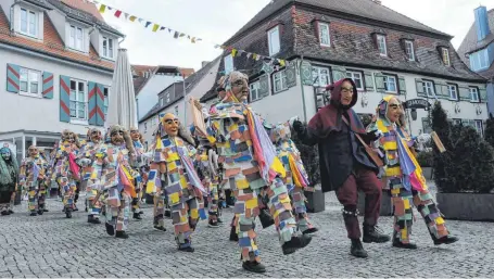  ?? FOTO: ROLAND RAY ?? Am Narradag lassen die Laup’r Waidäg die Fasnet raus. Mit dem Fuhrmann in der Mitte jucken die Buntgeflec­kten über den Oberen Marktplatz in Richtung Rathaus.