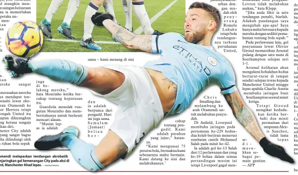  ?? — Gambar Reuters ?? GOL!: Otamendi melepaskan tendangan akrobatik untuk menjaringk­an gol kemenangan City pada aksi di Old Trafford, Manchester Ahad lepas.