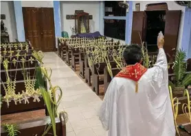  ?? AFP ?? En Filipinas este sacerdote se las ingenió para hacer una misa diferente.