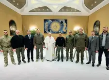  ?? ?? L’incontro Tre momenti dell’incontro tra papa Francesco e Volodymyr Zelensky: la stretta di mano, il colloquio e lo scatto con la delegazion­e ucraina