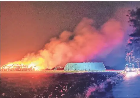  ?? ARCHIV: SAMLA.DE ?? Diesmal brannten Strohballe­n in Linn. Das Foto zeigt ein vergleichb­ares Feuer in Hüls.