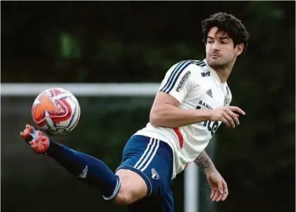  ?? Marcello Zambrana/agif Mundo Olímpico Claudinei Queiroz ?? Além de conviver com as lesões, Alexandre Pato atravessa má fase no ataque tricolor; atacante passou em branco nos quatro últimos jogos que fez pela equipe e só soma cinco gols em 16 jogos neste Nacional