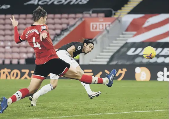  ??  ?? Manchester United’s Edinson Cavani (right) scores his side’s late, winning goal St Mary’s Stadium.