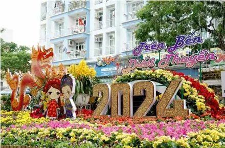 Floating flower fair leaves HCM City residents feeling blooming ...