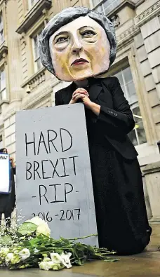  ?? Foto: Reuters ?? Odpůrci Theresy Mayové v její masce včera v Londýně oslavovali výsledek voleb „pohřbem“tvrdého brexitu.