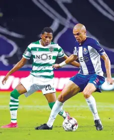  ??  ?? Pepe com Plata no último clássico entre os dois clubes