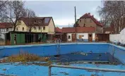  ??  ?? Nach der Schließung wurden die Nebengebäu­de abgerissen, begann der Verfall des Schwimmbec­kens.