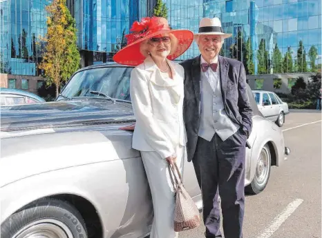  ?? FOTO: BRÜCK ?? Astrid und Dietmar Helmers vor ihrem Auto in Ehingen.