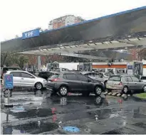  ?? AFP / ALEJANDRO PAGNI ?? Coches esperando en una gasolinera.