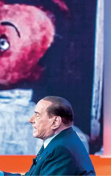  ??  ?? Mamma mia: Дискредито­вани бивши премијер Силвио Берлускони напрасно је постао последња нада да Италију после избора неће захватити политичка и економска пометња